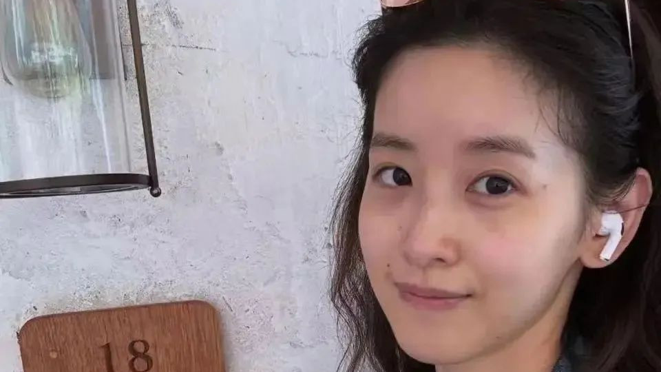 31岁“奶茶妹妹”章泽天晒旅行照：大方展示纯素颜清新照，太美了
