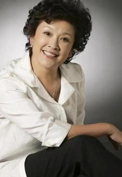 61岁的宋春丽和丈夫坚持丁克三十几年，直到2012年一天，好友邓婕到宋春丽家中做