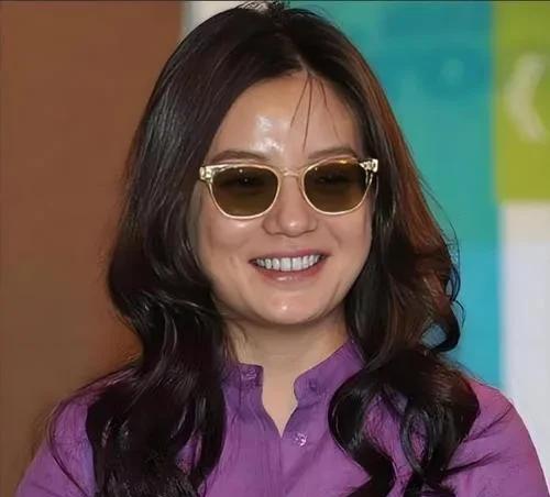 四十九岁的赵薇已经老的让人甚至认不出，一点“星味”也没了，就是个普通人的样子。