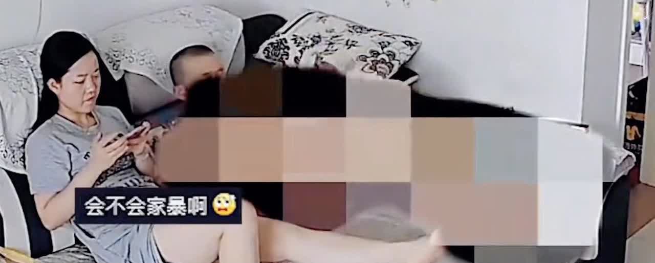 至于吗？安徽。夫妻两人在家玩游戏，男子嫌弃妻子玩得不好，竟然先后连摔两次手机。而