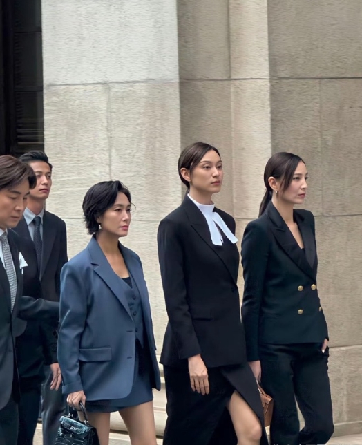 原来朱茵那么矮，当年真的以为她是大高个美女。TVB女星果然都很有气质，职场范十足