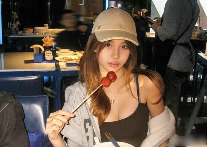 钟丽缇14岁的小女儿考拉大走性感少女风，不愧是性感“美人鱼”的女儿。