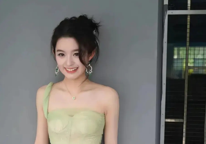黄杨钿甜会变穷吗？不会。一如既往。
因为公务员有罪也祸不及妻儿。
杨伟会承担什么
