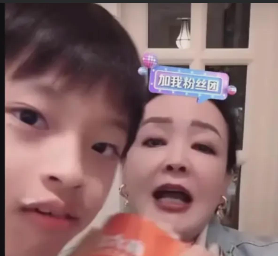  
 
 
二月十三日，网友爆料一段直播画面引发热议。霖霖奶奶正介绍产品时，孙子