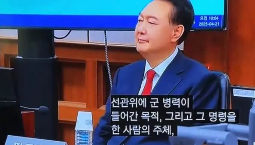 尹锡悦刚进首尔拘留所第一天，就不出席刑事法庭，理由是自己生病了。尹锡悦这哪里是生