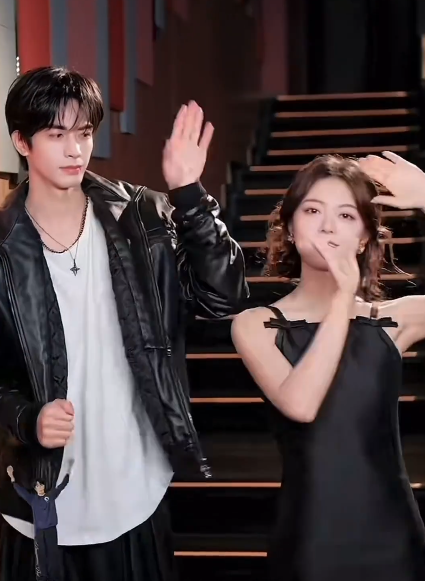 宋威龙赵今麦双人舞，配一脸配一脸配一脸