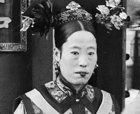 1908年，慈禧去世，她的侄女隆裕太后接管了她的密室，隆裕好奇里面都放着什么？进