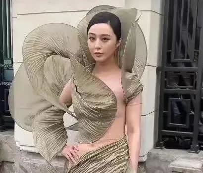 范冰冰已经不再年轻，身上有了明显的疲态，毕竟年过四十，能保持这样状态也算不错。然