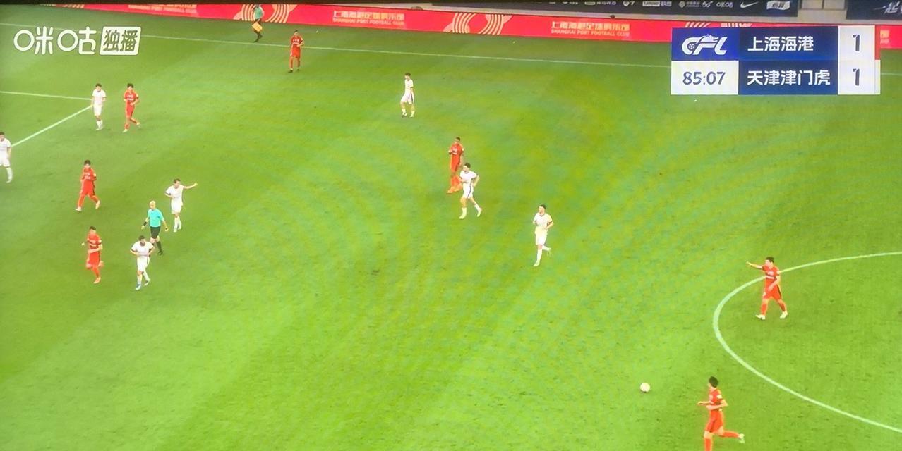 海港出了昏招，把维塔尔换下，上了杨世元。
维塔尔在中场梳理非常重要，是海港队进攻