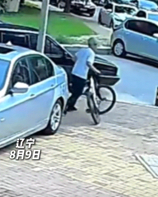辽宁，男孩骑自行车，不慎蹭到路边小车，见四周无人，转身就跑了！本以为孩子是逃逸，