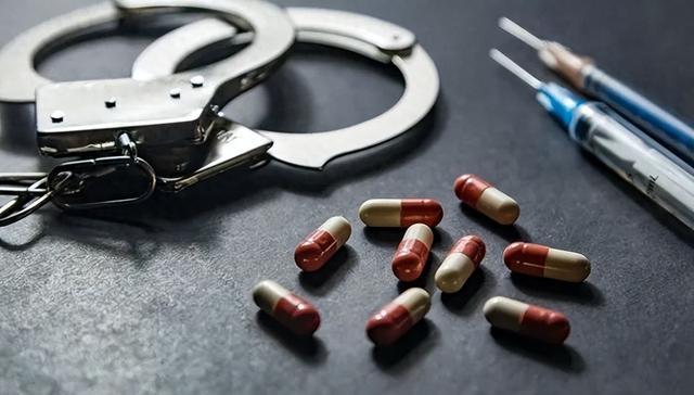 #走私贩毒超1吨李静波被判死刑#
 
有个大快人心的消息，臭名昭著的毒王李静波，