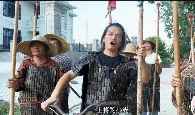 小伙在农村当导演，演员都是老头老太太，片酬一天20块，日结！
刷到一个视频，安徽