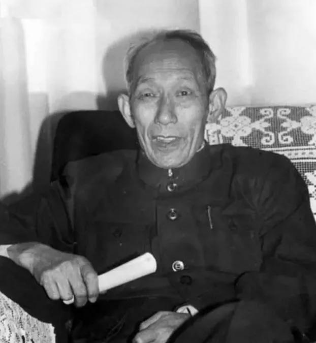 1949年，监狱长找到国军中将文强，要他写悔过书。文强不认为自己有错，拒绝写。之