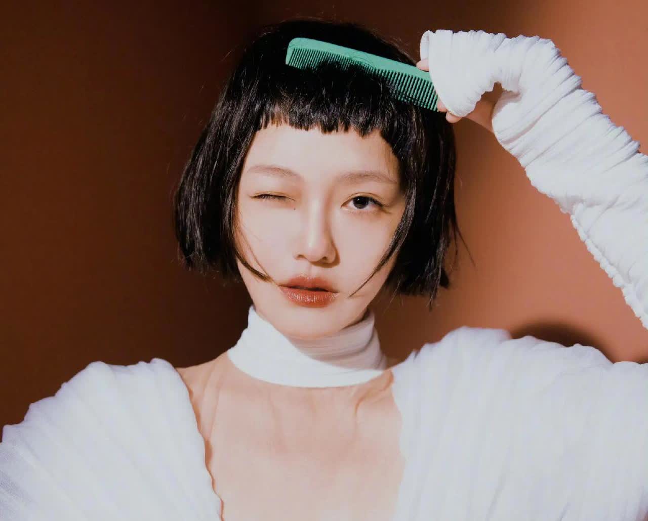 那些说大S懒，
婚后靠汪小菲养着的人，
看看大S婚后这几年都做了哪些工作？
