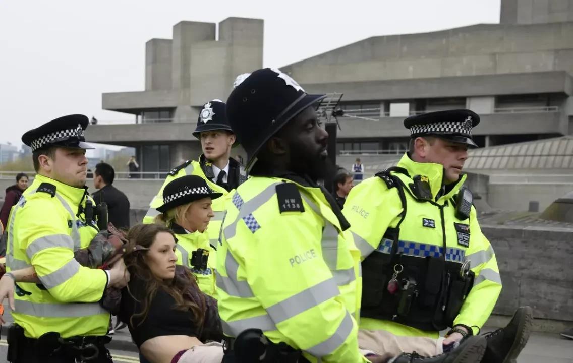 【在英国，反移民抗议者向警车投掷燃烧瓶】
伦敦时间2025年7月21日，英国《路