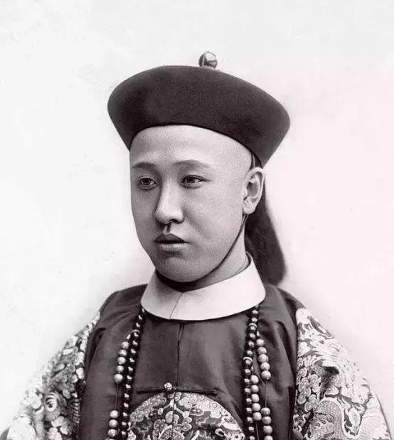 载沣卖府：一座王府的落幕与一个时代的转身
1950年，28岁就退休在家的清朝摄政