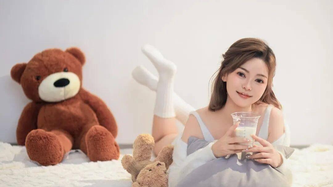 歌手周一萌温情演绎《醒在有你的早上》， 用音乐诠释晨间浪漫