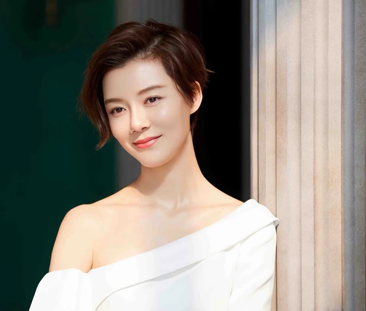 想嫁给张嘉译的十二位女星：
一、李念
二、江疏影
三、王晓晨
四、小宋佳