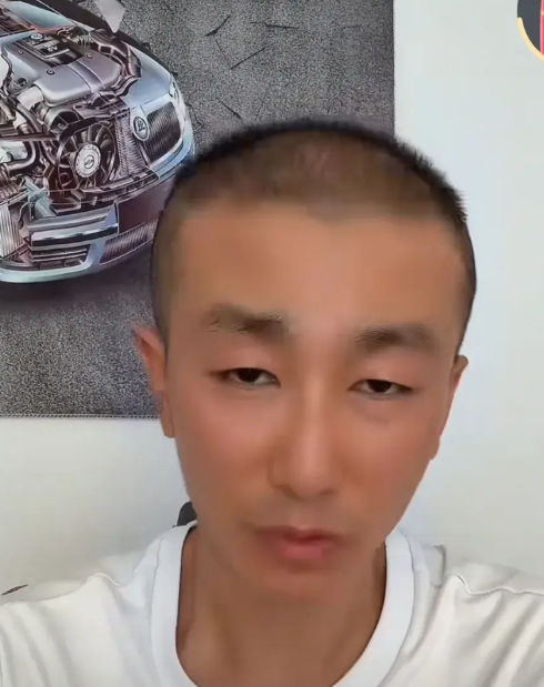 技术粗糙！这是在黑詹姆斯呢还是在吹詹姆斯呢？！
一位名叫张不白的网友，一针见血地