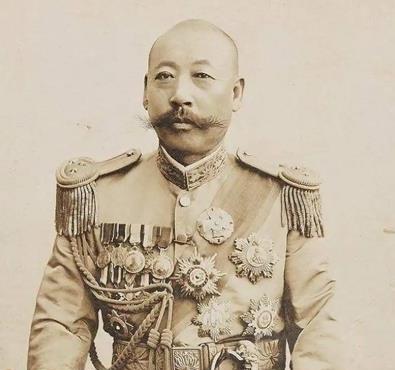 1881年，19岁的曹锟在沿街叫卖布匹。忽然，天降大雨。曹锟本想找个人家借宿一夜