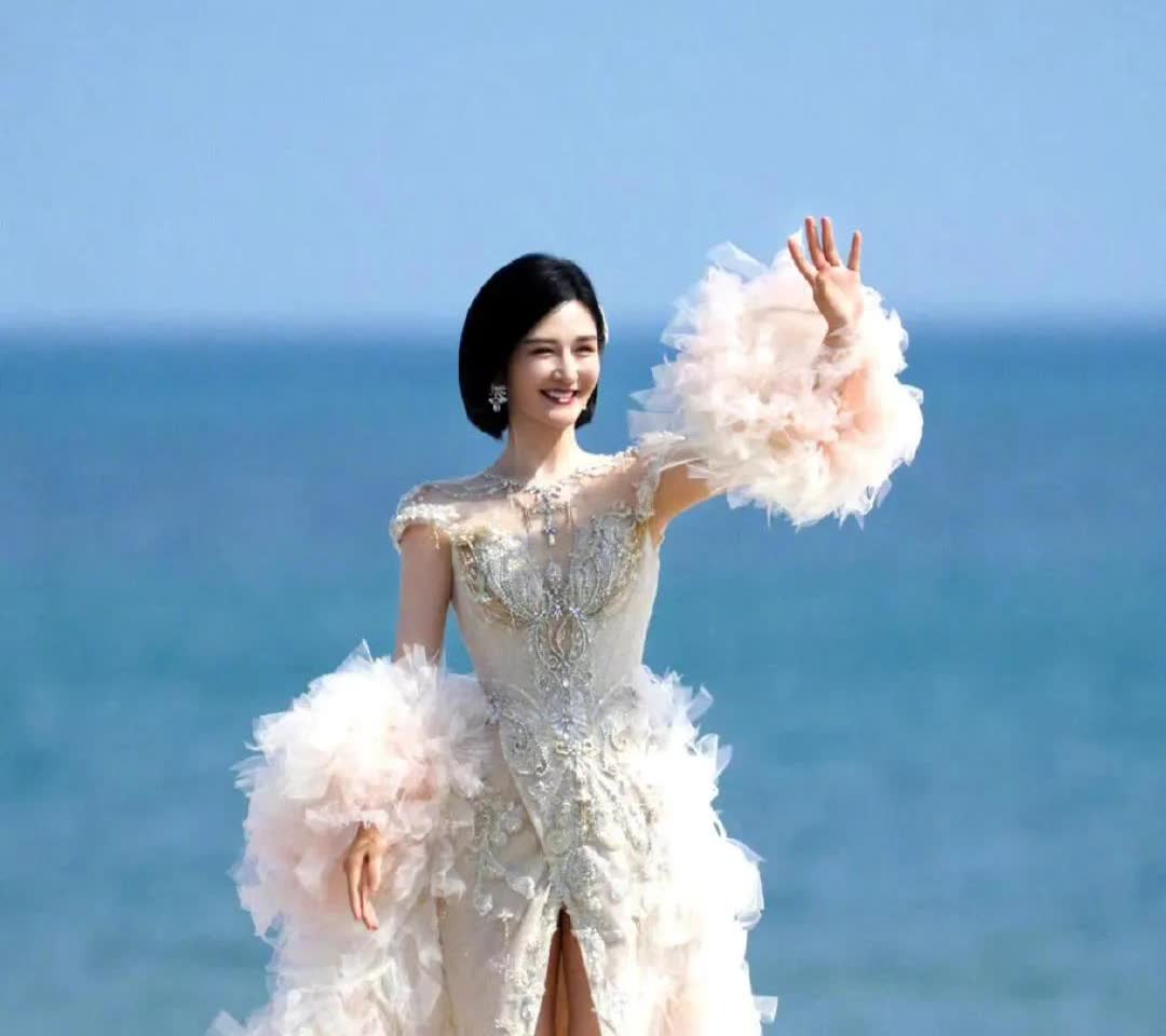 对不起，谢娜。之前是我错怪你了。
看到在“浪姐”中的你，
才发觉你竟然

