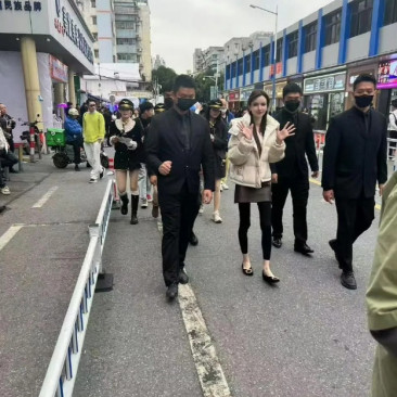 她来了，用一句话证明你认识她
