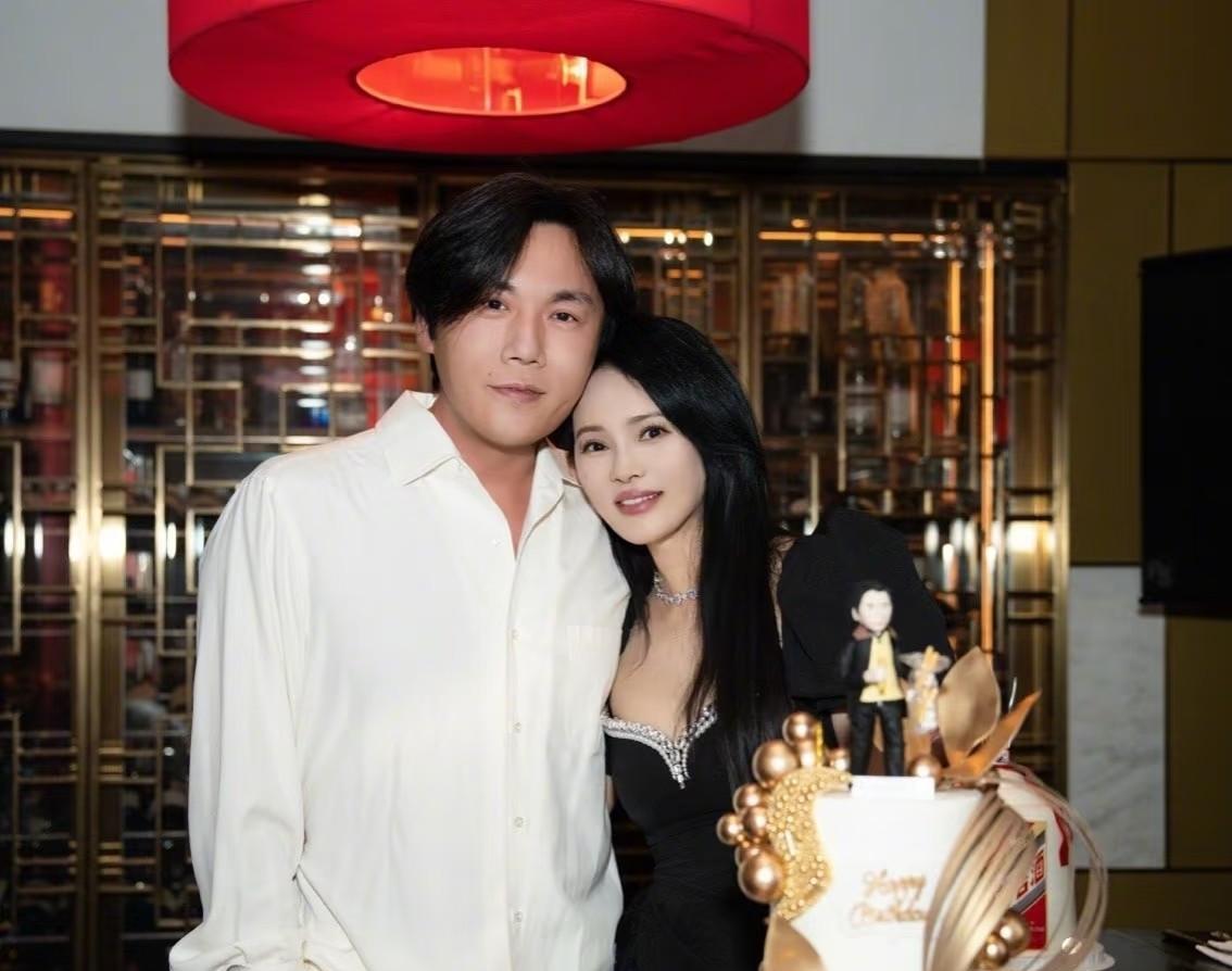 终于明白了
为什么秦昊这辈子都离不开伊能静了
不是因为她漂亮，也不是因为她有钱，