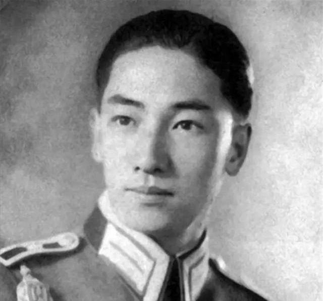 1942年，26岁的蒋纬国在火车站看到一位美丽的少女，便走上前去和她搭讪：“小姐