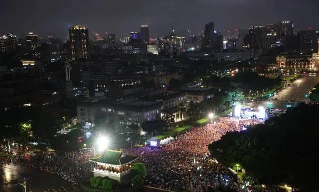 国民党昨天晚上在台北市赖办前凯道举行“不同意罢免”选前之夜反罢免造势晚会。活动最