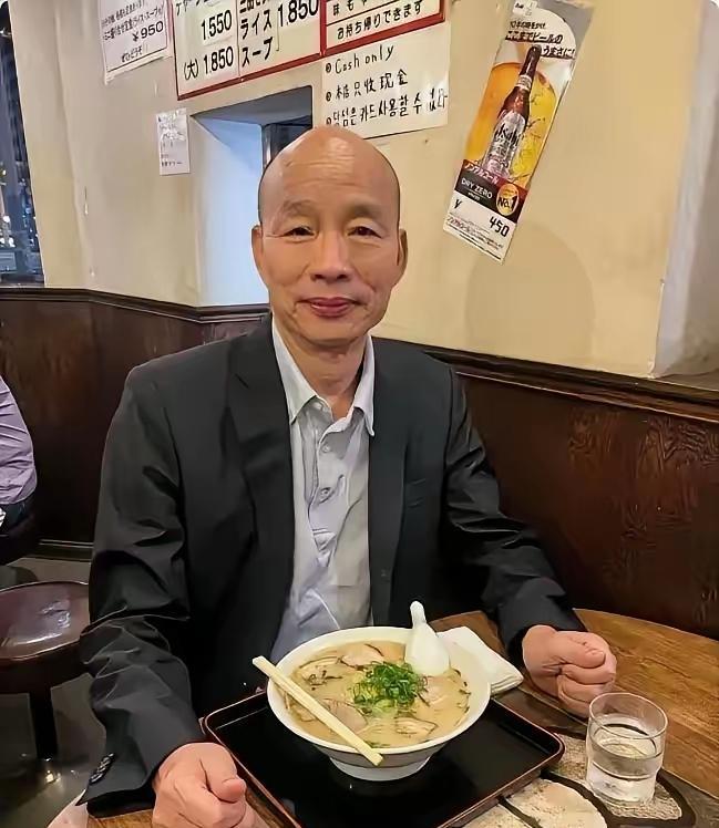 一餐仅食一碗面，这般生活着实俭朴！
端详之下，韩国瑜的面相似有谄媚之态，想来这便