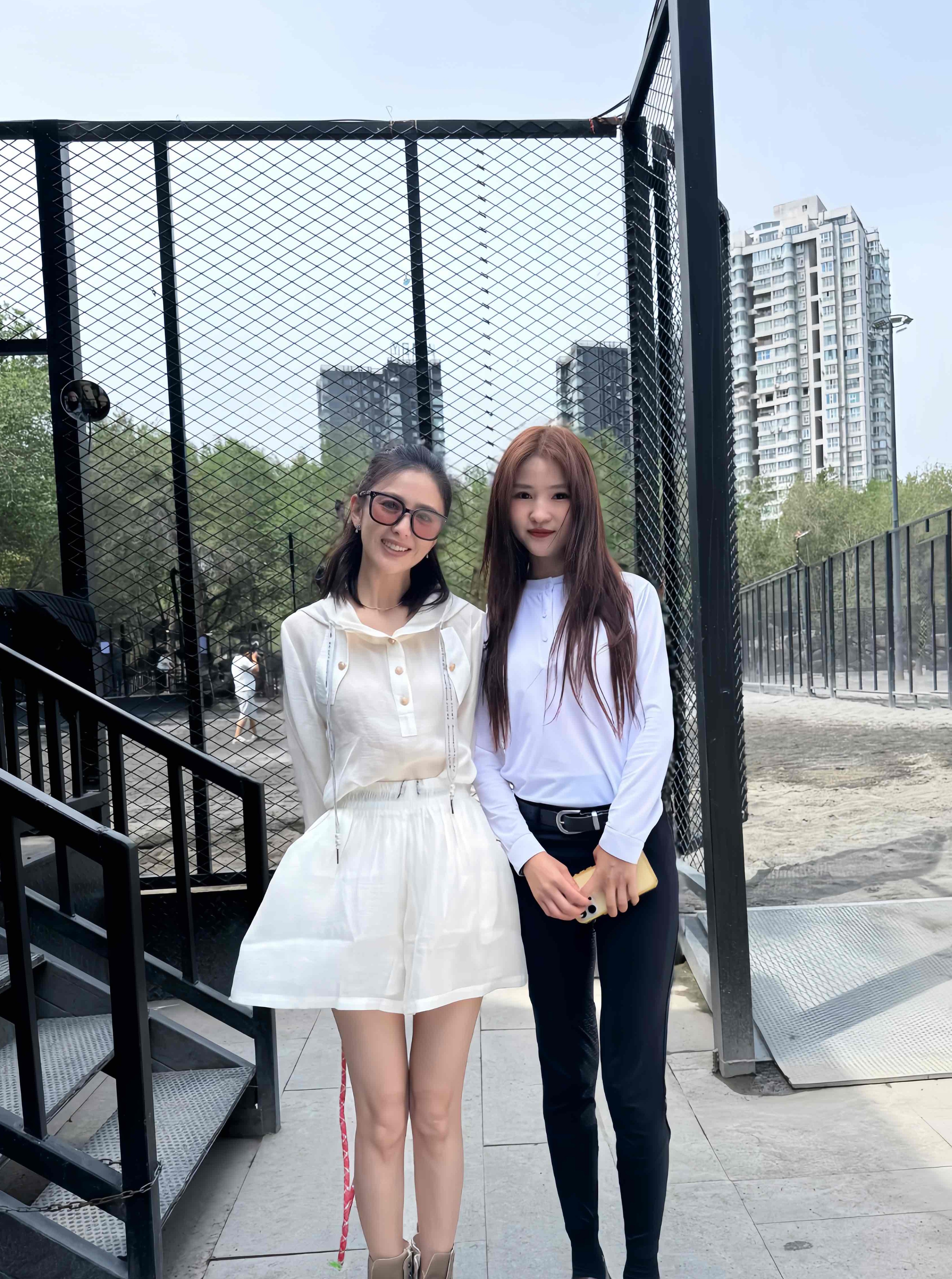 近日，佟丽娅在新疆某马场与美女合影的画面，丫丫真的好美啊。

41岁的佟丽娅