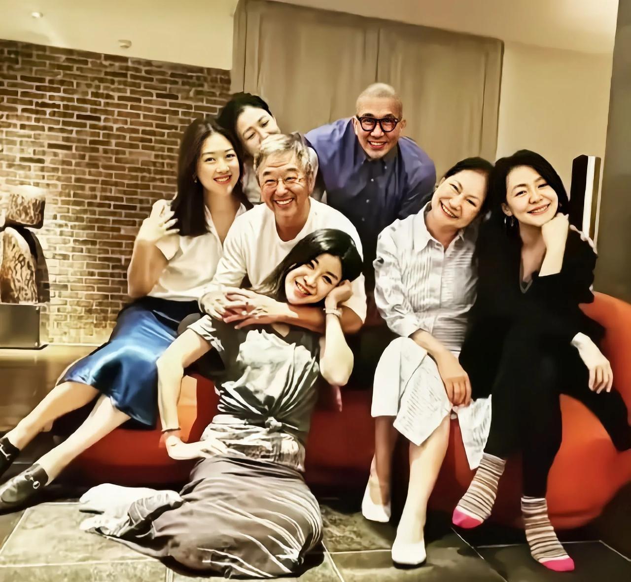小S和S妈否认卖大S的珠宝 ，那么到底是谁在倒卖大S的珠宝呢？
大S突然离世， 