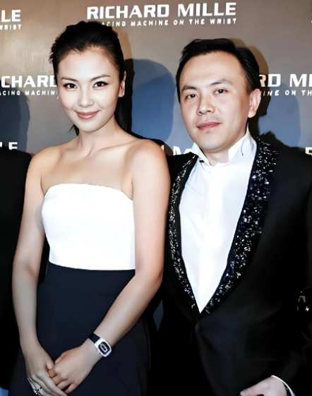 刘涛的人生就像一场跌宕起伏的大戏。她出身普通家庭，从部队文艺兵到踏入演艺圈，一路