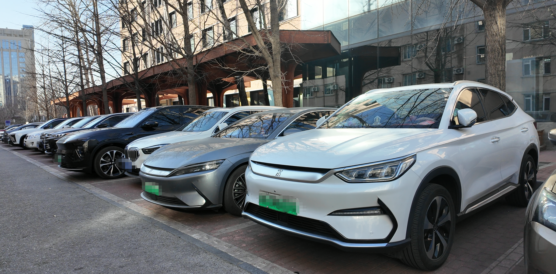 解锁校园隐藏趋势，大学老师的比亚迪真香现场！