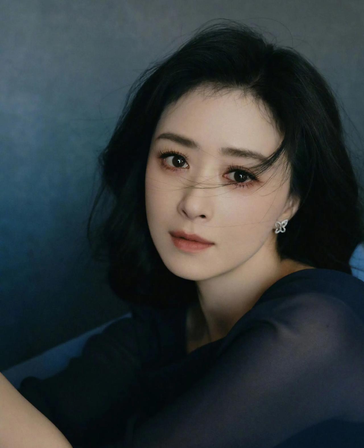 《以法之名》的导演
为什么要请蒋欣来当女主呢？
原因很简单
蒋欣的演技是公认的好