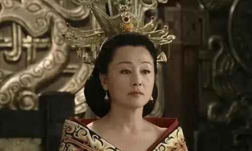 刘邦死后，齐王刘肥进宫撞见吕后的女儿鲁元公主，下跪高呼：“娘，最近身体可好？”