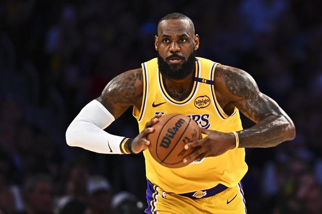 近日，前NBA巨星德维恩-韦德在播客中谈到了湖人队的情况。
此前，湖人队的拥有者