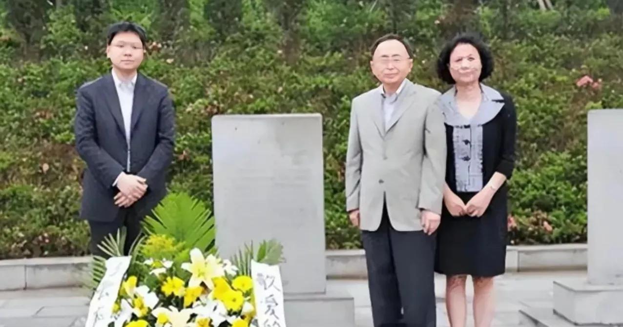 2008年，重庆，江姐的儿子彭云携妻儿回国祭扫母亲陵墓，合影留念，永恒的回忆！缅
