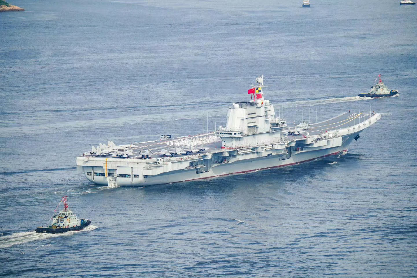 山东舰航母编队访问香港，6万吨级中型航母确实霸气，但这次亮点不是航母，而是配套舰