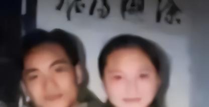 1994年广州军区门口，退伍女兵王贝贝攥着军装帽沿正要转身，手心突然被塞进一封信