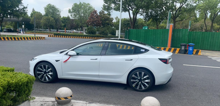 model3长续航使用2月分享
优点:1、续航，夏天正常开基本都能跑到表显，城区