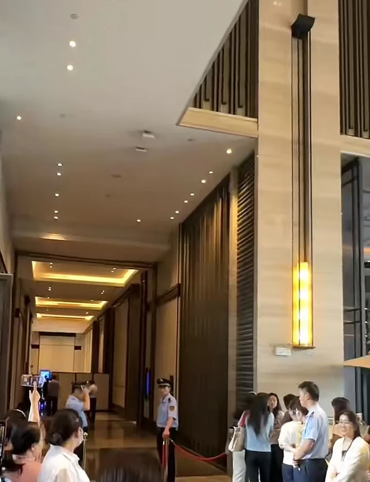 董宇辉的合肥粉丝在一楼有序的等候着……这是一群有素质的丈母娘

网友：哇塞，