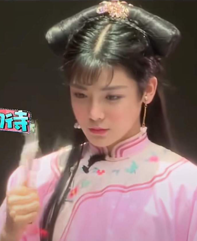 侯明昊可真的是一个合格的演员，

扮起古装美女来差点是以假乱真
，这女装也可以说