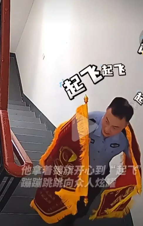 近日，浙江舟山定海，“00后”新警王晨辉因接连帮市民拦截下被诈骗资金、找回丢失小