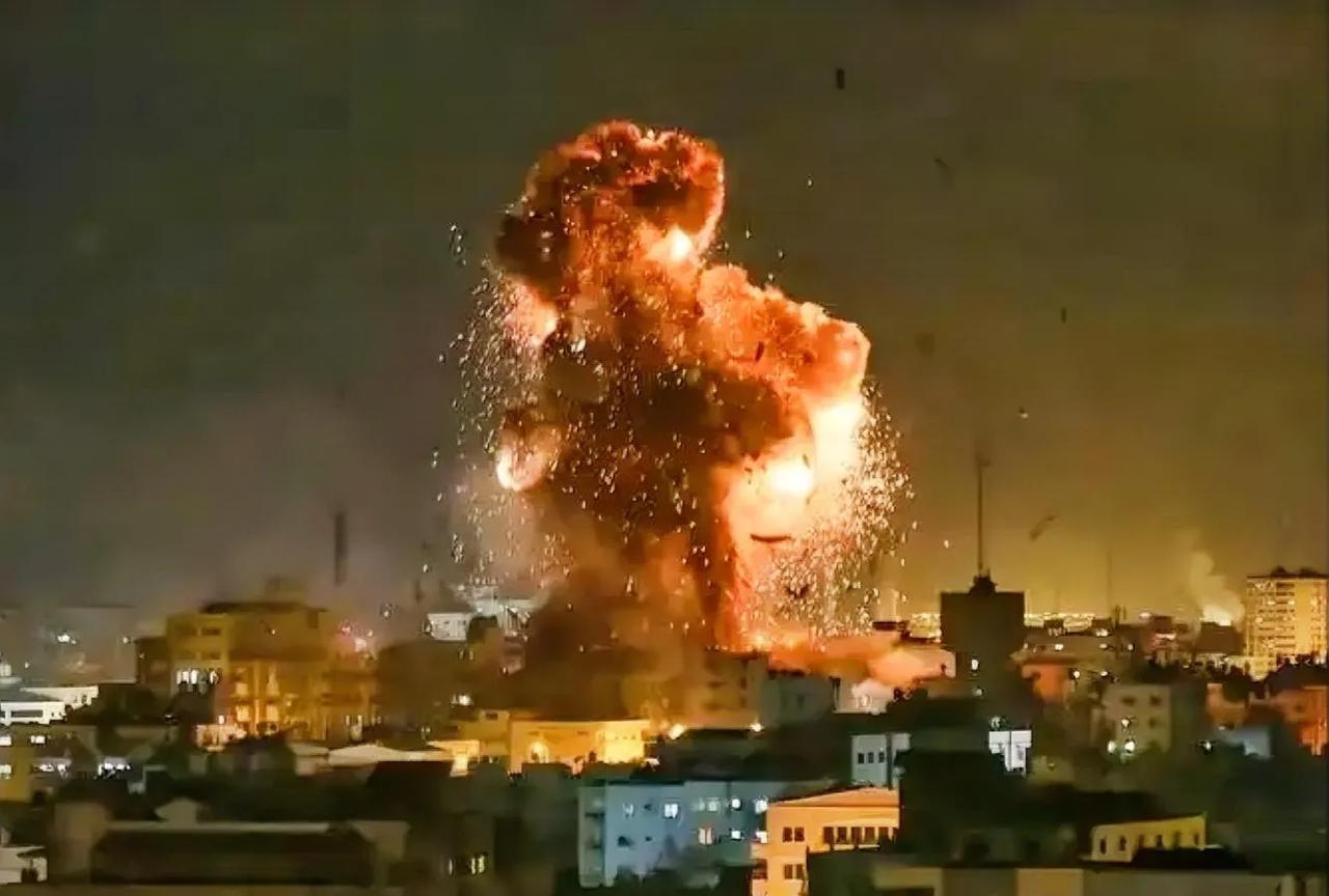 以色列和伊朗打仗，隔空互射比导弹，导弹空中横飞，无辜百姓遭了大殃。
      