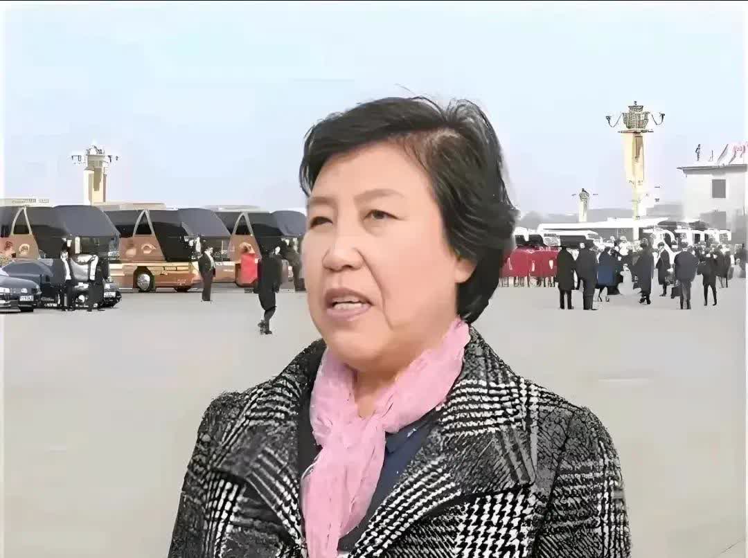 这位全国有名三农大姐大寨村书记郭风莲，是一了不起的老人！她是全国的劳动模范！全国