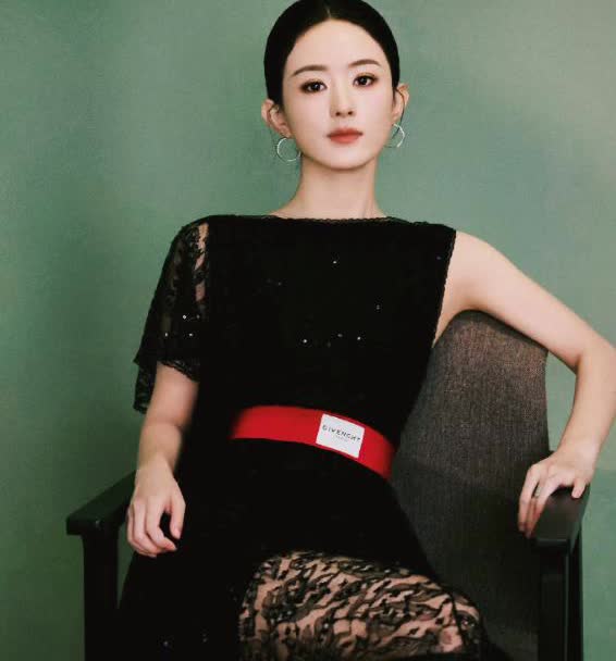 赵丽颖又上热搜了，
这次不是因为孩子，
也不是因为冯绍峰，更不是因为新剧，而