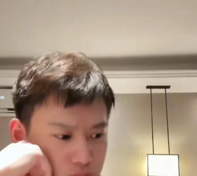 周雨直播谈林诗栋多次输张本智和的原因！
小石头球技术很先进但不稳住，反手很凶的，