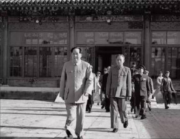 1950年6月，七届三中全会召开后，毛主席等领导同志走出了会场。

毛主席主持了
