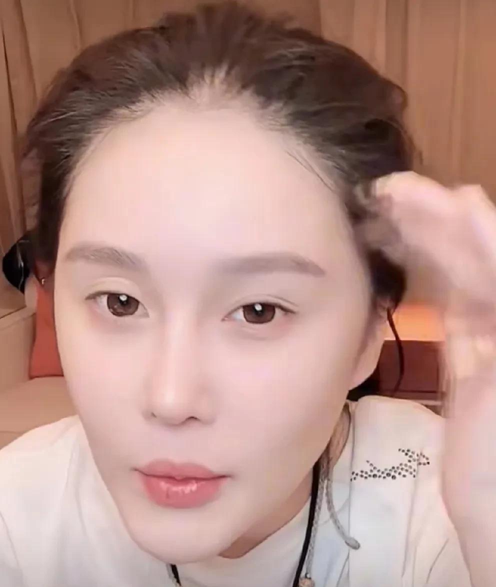 赵本山女儿球球谈自己该生二胎了！
       球球：该生二胎，我也觉得就明年再